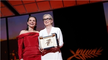 Juliette Binoche (l) und Meryl Streep mit Ehrenpalme bei der Eröffnung des 77. Filmfestivals von Cannes.
