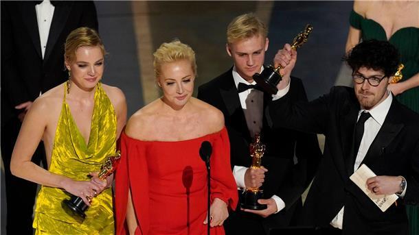 Julija Nawalnaja (2.v.l) nimmt gemeinsam mit der Crew von „Nawalny“ den Preis für den besten Dokumentarfilm bei der Oscar-Verleihung 2023 entgegen.