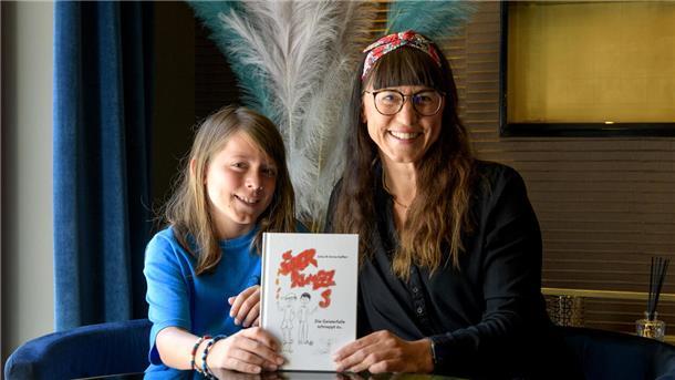 Julius und Emina Seiffert haben zusammen den Bremerhavener Kinder-Krimi „Die Superkumpels“ geschrieben. Foto: Ralf Masorat