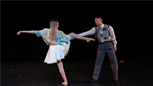 "Junge Choreografien" zeigen im Bremerhavener Theater im Fischereihafen Miniaturen, mit denen sich die Tänzer am Stadttheater Bremerhaven selbst als Choreografen ausprobieren. Hier die  Szene „Care no more“ mit Mariagiovanna Bonavita und Ming-Hung Weng.