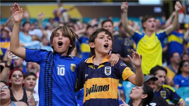 340.000 Fans: FIFA wertet Club-WM als Zuschauererfolg Junge Fans feuern ihre Mannschaft an.