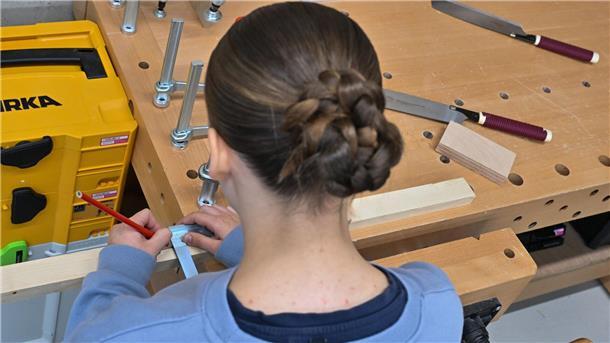 Geschlechter-Unterschiede bei Ausbildungswahl werden kleiner Junge Frauen streben öfter in den Beruf der Tischlerin. (Symbolbild)