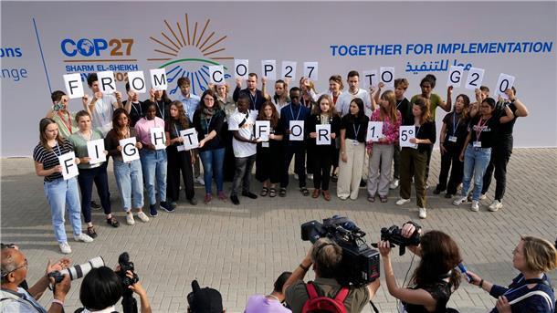 „Gang hochschalten“: Klimakonferenz-Präsident mahnt zu Tempo Junge Klimaaktivisten halten in Scharm el Scheich Schilder mit der Aufschrift „From COP27 To G20 Fight For 1.5°“.