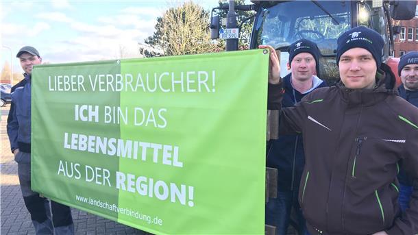 Junge Landwirte sind mit ihren Treckern zum Kreishaus gekommen. „Es geht ja um unsere Zukunft“, sagte Florian Menke (r.).