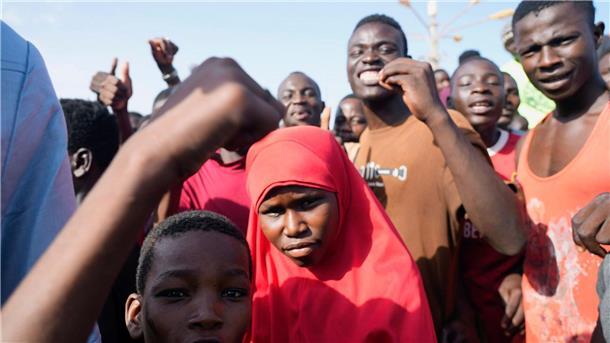 Trotz Ultimatum: Französischer Botschafter bleibt im Niger Junge Menschen im Niger. Der französische Präsident Emmanuel Macron besteht darauf, dass auch nach dem Putsch trotz eines gestellten Ultimatums Frankreichs Botschafter im Land bleiben soll.