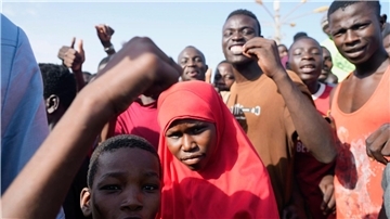 Junge Menschen im Niger. Der französische Präsident Emmanuel Macron besteht darauf, dass auch nach dem Putsch trotz eines gestellten Ultimatums Frankreichs Botschafter im Land bleiben soll.