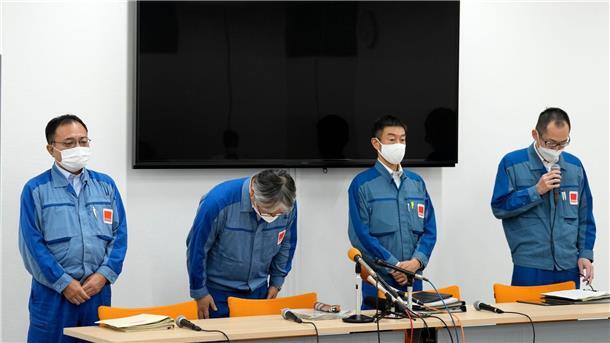 Japan beginnt Verklappung von Fukushima-Kühlwasser Junichi Matsumoto (2.v.l) ist Geschäftsführer der Tokyo Electric Power Company Holdings und damit für die Freigabe von behandeltem Wasser aus dem Kernkraftwerk Fukushima Daiichi verantwortlich. Der Betreiber des vom Tsunami zerstörten Kernkraftwerks hat nach eigenen Angaben damit begonnen, die erste Charge aufbereitetes radioaktives Wasser in den Pazifischen Ozean zu leiten.