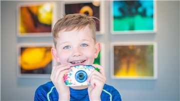 Juri Steinbrenner (9) aus Loxstedt holt Jugendfotopreis für seine Serie „Verrückte Welten und Ich“ in der Kategorie Imaging und Experimente.
