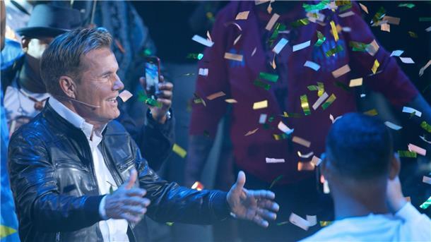 Juror Dieter Bohlen kommt für die erste Live-Show ins Studio und lässt sich feiern.
