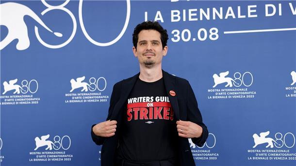 Filmfestspiele Venedig eröffnet Jurypräsident Damien Chazelleträgt ein T-Shirt mit dem Slogan „Writers Guild on Strike“ in Venedig.