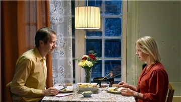 Jussi Vatanen (l) als Holappa und Alma Pöysti als Ansa in einer Szene des Films „Fallende Blätter“.