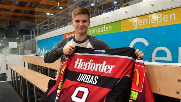 Ein Mann hält ein Trikot