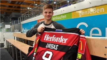 Ein Mann hält ein Trikot