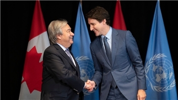 Justin Trudeau (r), Premierminister von Kanada, begrüßt Antonio Guterres, Generalsekretär der Vereinten Nationen, während eines bilateralen Treffens.