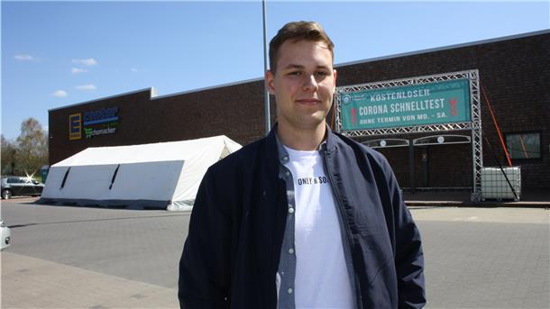 Justin Womble hat sein Testzelt dort aufgebaut, wo ohnehin viele Leute hinfahren, um einzukaufen: bei Schomacker.
