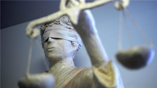 Justitia braucht Unterstützung von Ehrenamtlichen. Deshalb werden jetzt neue Schöffinnen und Schöffen gesucht - auch aus der Gemeinde Butjadingen.