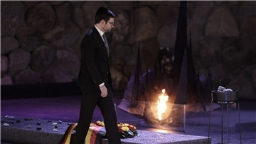 Justizminister Marco Buschmann legt bei seinem Besuch in der Holocaust-Gedenkstätte Yad Vashem einen Kranz in der Halle der Erinnerung nieder.