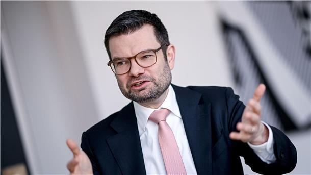 Prüfung der Straftatbestände Schwarzfahren und Unfallflucht Justizminister Marco Buschmann will Unfallflucht ohne Personenschäden entkriminalisieren.
