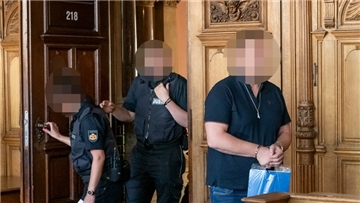Drei Personen betreten einen Raum.