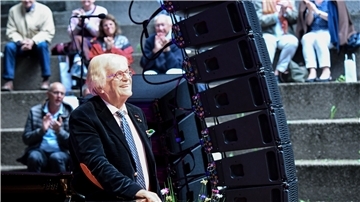 Justus Frantz steht an seinem Flügel auf der Bühne an der Krusenkoppel. Das Open-Air-Konzert findet nach den aktuellen Regeln zur Corona-Vorsorge vor 500 Gästen statt. 