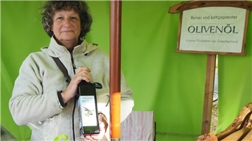 Jutta Koch besitzt in Griechenland eigene Olivenhaine auf der Halbinsel Pilion. Sie ist dort schwer von den Überschwemmungen betroffen. Auf dem Herbstmarkt bot sie ihre Olivenöle an.