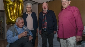 Jutta Wilke, Volker Friedl und Marko Knuschke überbrachten Johannes Rademann (links) im Namen des SoVD Glückwünsche zum 100. Geburtstag. 