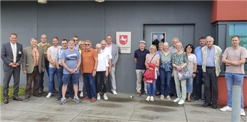 JVA-Leiter Dr. Arne Wieben (links) führte eine Gruppe der Gesellschaft für Sicherheitspolitik (GSP), Sektion Elbe-Weser, durch die Bremervörder Haftanstalt.