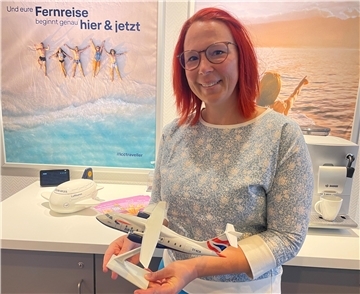 Frau mit Modellflugzeug in der Hand.