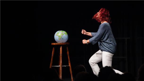 Kabarettistin Anny Hartmann zu Gast im Capitol der Arbeitnehmerkammer Bremen mit ihrem Programm „Klima-Ballerina“.