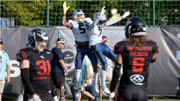 Kadeem Pankey (links) und Devin Kalz freuen sich über Punkte für die Bremerhaven Seahawks.