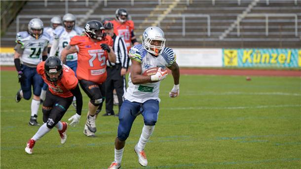 Kadeem Pankey von den Seahawks entwischt der Defense der Soltau Black Sharks.