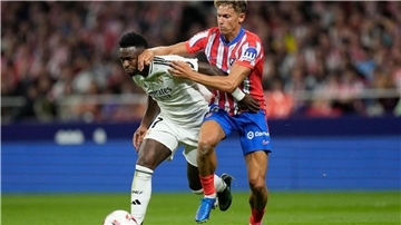 Kämpfen um den Ball und den Sieg im Stadtderby von Madrid: Reals Vinicius Junior (l) und Atleticos Marcos Llorente