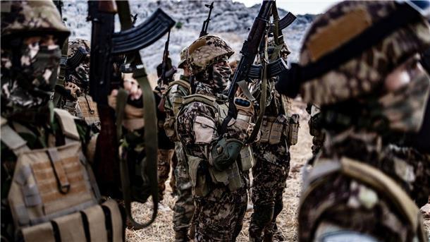Kämpfer der islamistischen militanten Gruppe HTS nehmen an einem Militärmanöver teil: Der Anführer der Miliz wurde getötet.