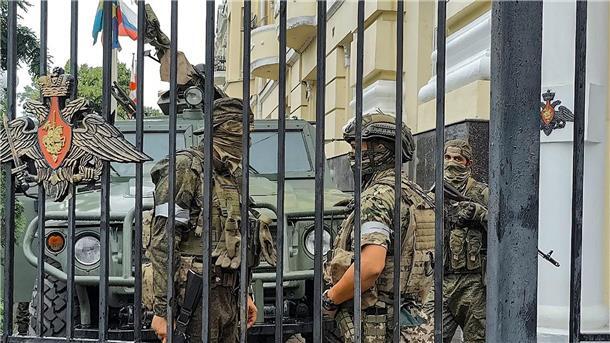 Kämpfer der Söldnergruppe Wagner bewachen einen Bereich in Rostow am Don.