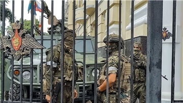 Kämpfer der Söldnergruppe Wagner bewachen einen Bereich in Rostow am Don.