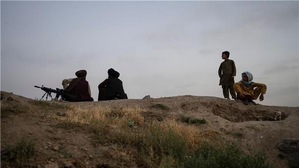 Kämpfer der Taliban versammeln sich in der Nähe des Sakhi Shah-e Mardan-Schreins in Afghanistan.