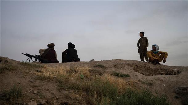 Welthungerhilfe fordert pragmatischen Umgang mit Taliban Kämpfer der Taliban versammeln sich in der Nähe des Sakhi Shah-e Mardan-Schreins in Kabul.