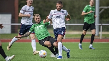 Kämpferisch holten beide Mannschaften auf dem Kunstrasenplatz alles aus sich heraus. Hier versucht Hagens Marcel Meyer, Lindwedels Louis Garbelmann vom Ball zu trennen