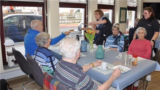 Kaffeestunde in der Senioren-WG Columbus. Zu den Mahlzeiten kommen die Bewohnerinnen und Bewohner stets zusammen.