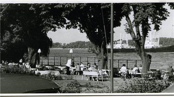 Kaffeetrinken mit Blick auf die Weser. Diese Aufnahme machte Fritz Frerichs 1968.