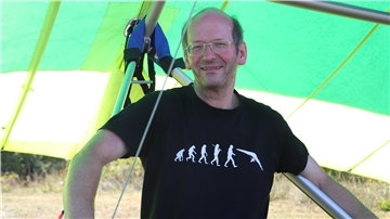 Kai Rudl hat sich seinen Traum vom Fliegen erfüllt. Mit dem Drachen erkundet er auch den Himmel über dem Cuxland.