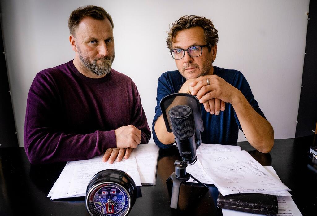 Kai Schwind (l) und Andreas Fröhlich treffen sich regelmäßig und reden über Hörspiel-Anekdoten.