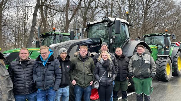 Kai Semke, Luca Grabau, Kevin Geils, Nils Frei, Bernhard Ahrens, Stefanie Tammling, Lasse Stollenwerk und Felix von Minden ( von links) sind am Sonntag mit acht Traktoren aus dem Landkreis Cuxhaven angereist.