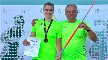 Kaja Suhrhoff und ihr Trainer Wolfgang Gercken freuen sich über die gewonnene Bronzemedaille.