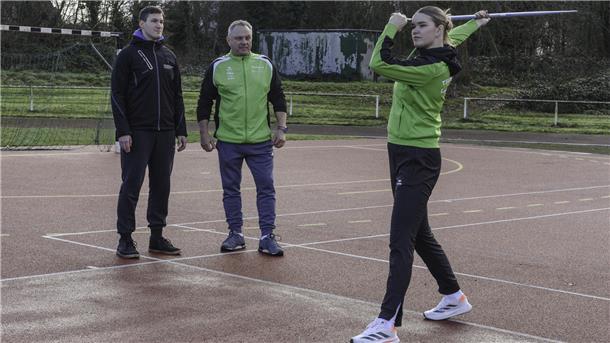 Kaja Suhrhoff wird beim Training von Landestrainer Franz Pfrepper und Heimtrainer Wolfgang Gercken beobachtet.