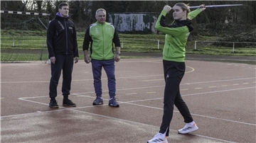 Kaja Suhrhoff wird beim Training von Landestrainer Franz Pfrepper und Heimtrainer Wolfgang Gercken beobachtet.