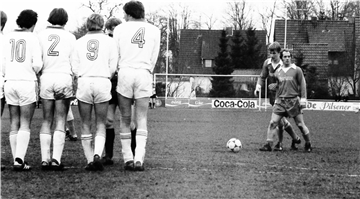Kalli Rotermund (ganz rechts) vor einem Freistoß, daneben sein Mitspieler Uwe Rudolph. Typisch für den heute 76-Jährigen: Die Stützen hängen herunter, Schienbeinschoner schonte Rotermund.