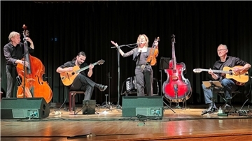 Eine Band mit Gitarren, Bass und Geige. Zevener Gitarrenwoche.