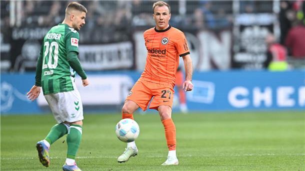 Kam lange nicht ins Spiel: Frankfurts Weltmeister Mario Götze (r).