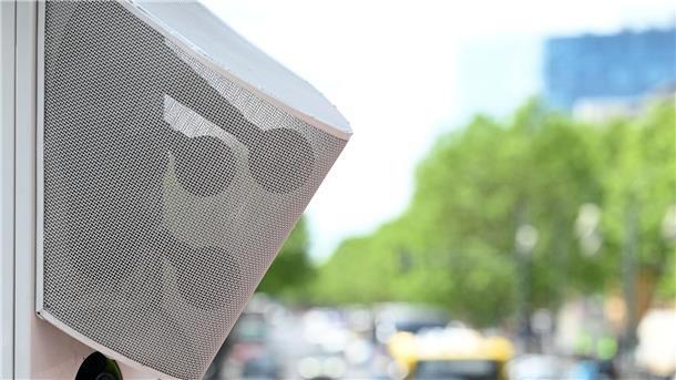Lärmblitzer identifiziert besonders laute Fahrzeuge Kamera und Mikrofone sind am Mast auf dem Mittelstreifen des Kurfürstendamms befestigt.